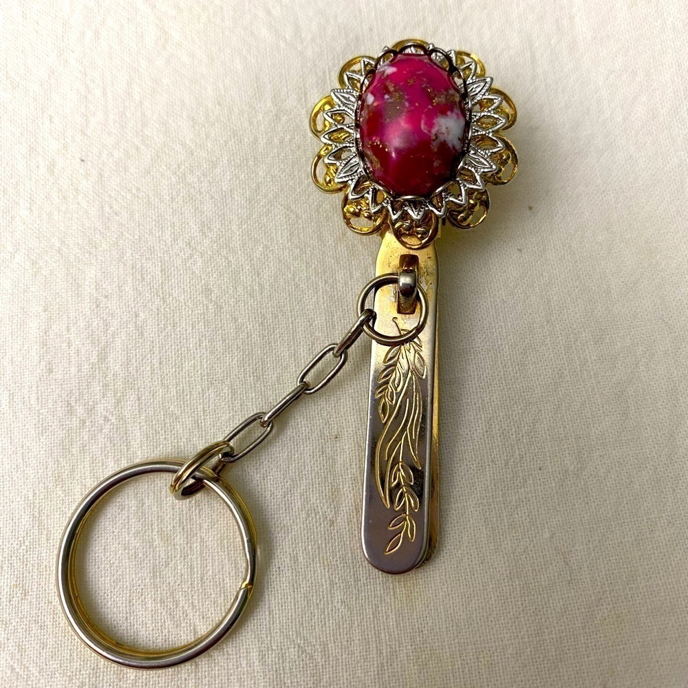 Kings key finder gold plated with key ring attached red black stone.  #12-109